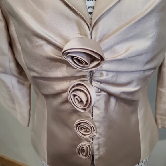 ADRIANNA Papell Women SZ 8P Gold Silk Blazer w/rosette front detail 3/4 sleeve‎ - Picture 2 of 11